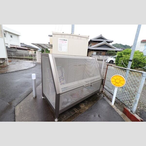現地周辺 (ゴミ置場)