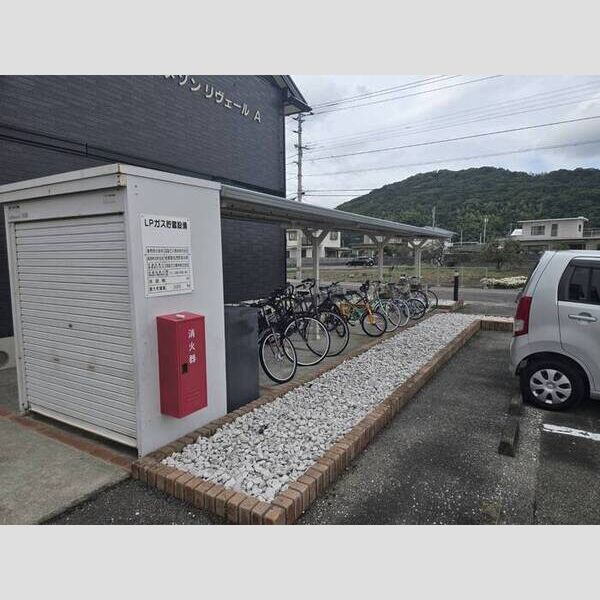 現地周辺 (駐輪場)