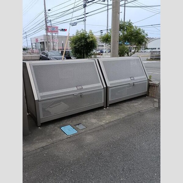 現地周辺 (ゴミ置場)