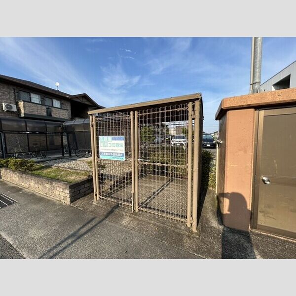現地周辺 (ゴミ置場)
