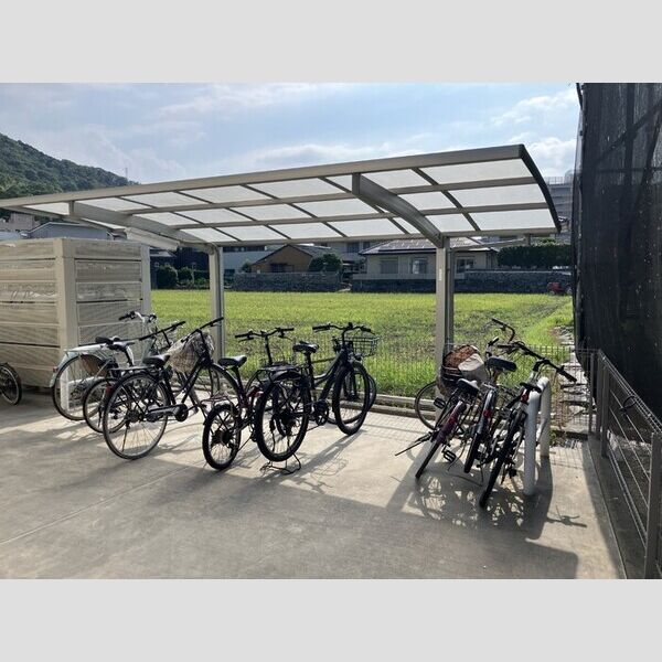 現地周辺 (駐輪場)