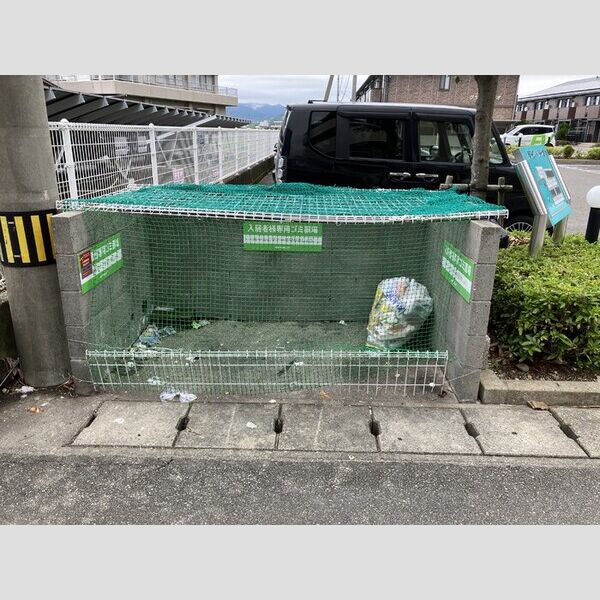 駐車場 (ゴミ置場)