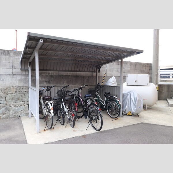 現地周辺 (駐輪場)