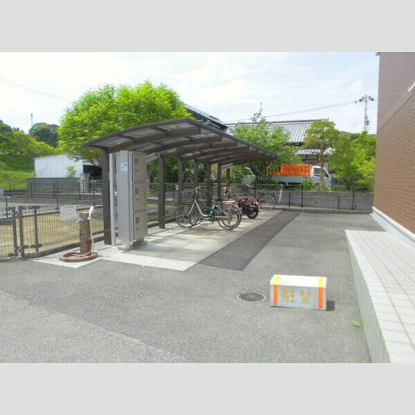 現地周辺 (駐輪場)