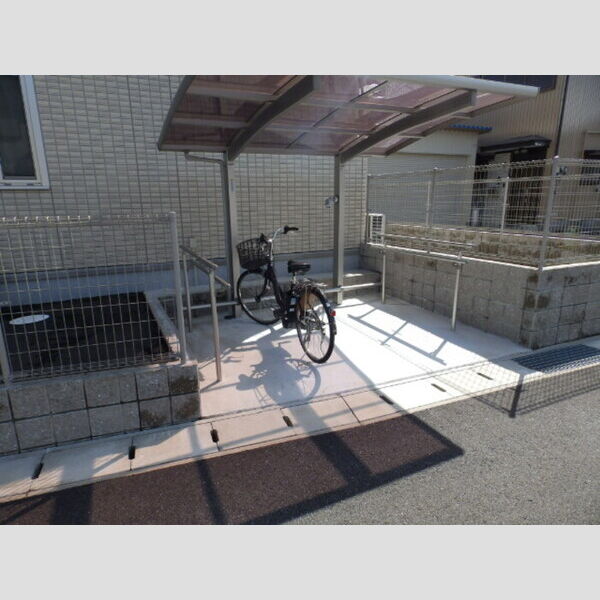 現地周辺 (駐輪場)