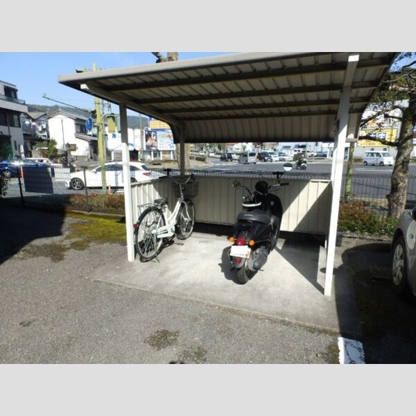 現地周辺 (駐輪場)