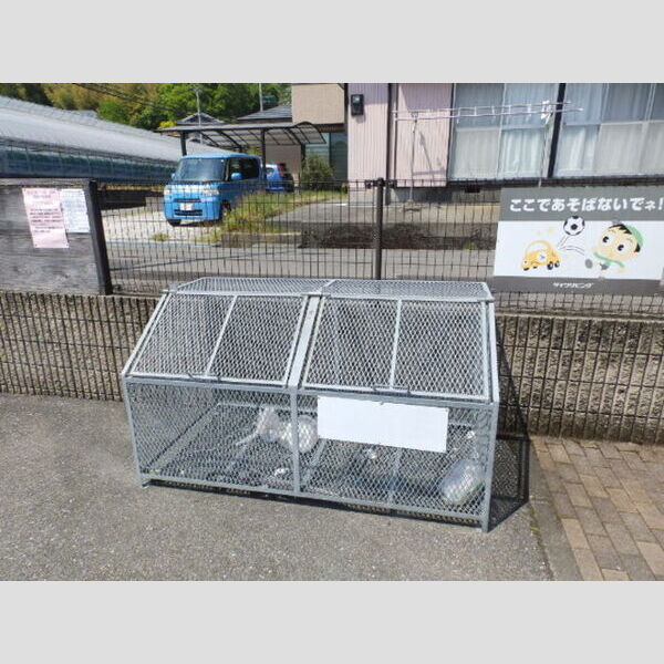 現地周辺 (ゴミ庫)