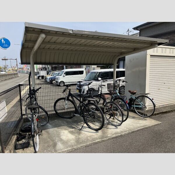 現地周辺 (駐輪場)