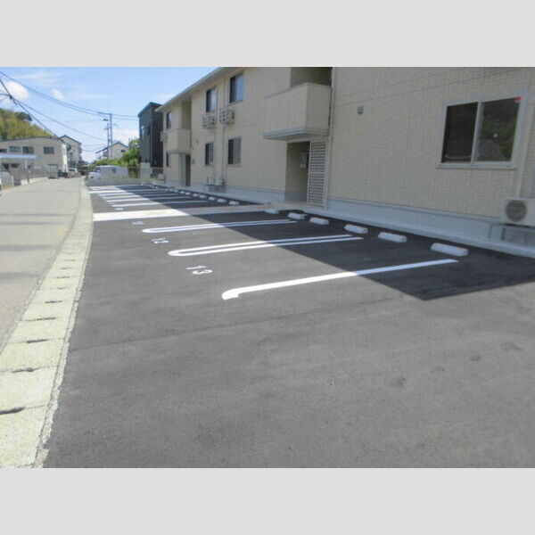 現地周辺 (駐車場&前面道路)