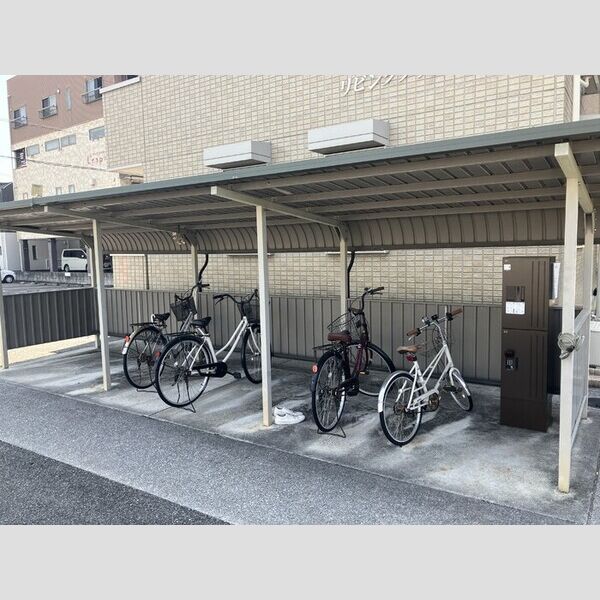 現地周辺 (駐輪場)