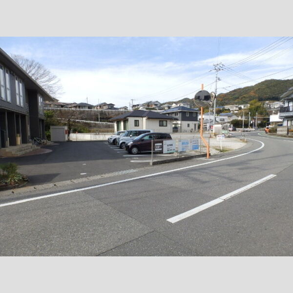 現地周辺 (前面道路&敷地入口)