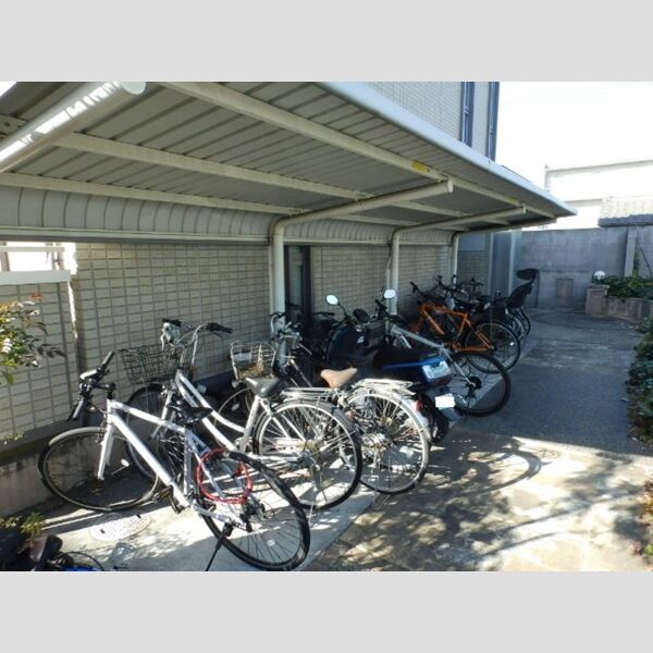 現地周辺 (駐輪場)