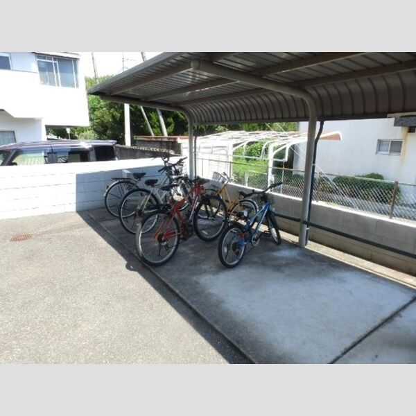 現地周辺 (駐輪場)