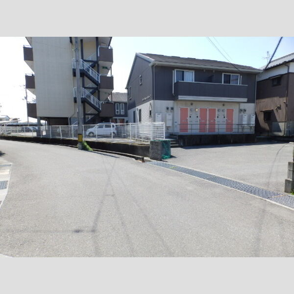 エントランス (前面道路&ゴミ置き場)