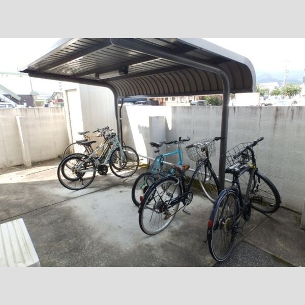 現地周辺 (駐輪場)