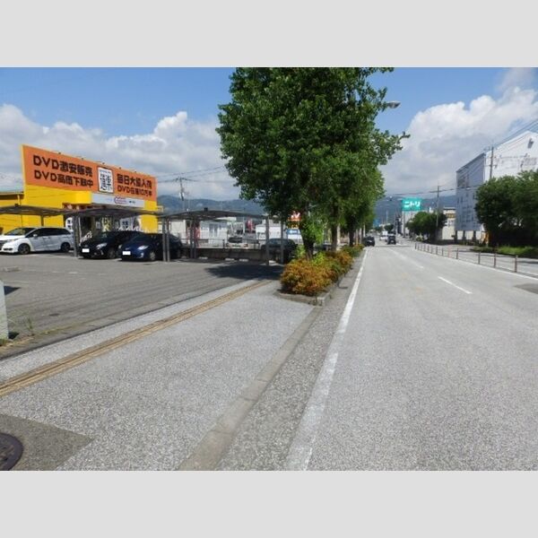 現地周辺 (前面道路&敷地入口)