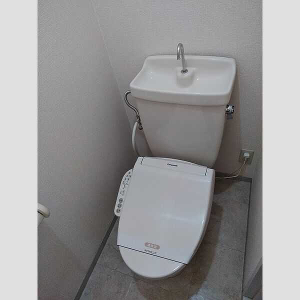 トイレ (トイレ)