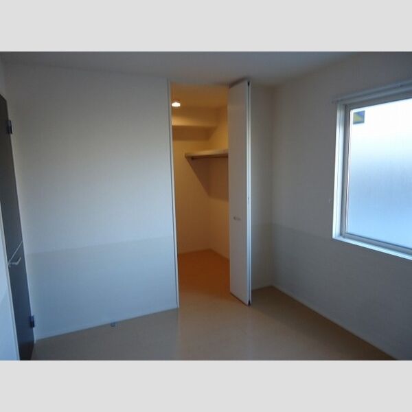 収納 (北東洋室6帖ウォークインクローゼット)