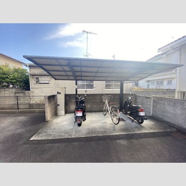 現地周辺 (駐輪場)