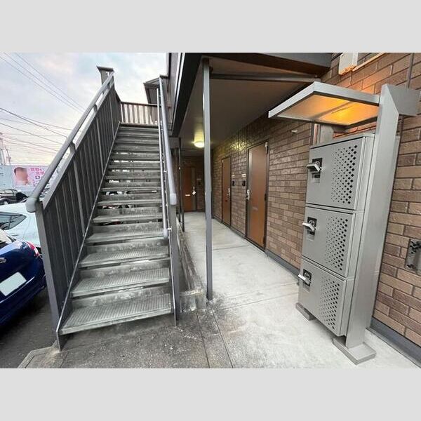 現地周辺 (階段・宅配ボックス)
