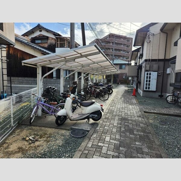 現地周辺 (駐輪場)