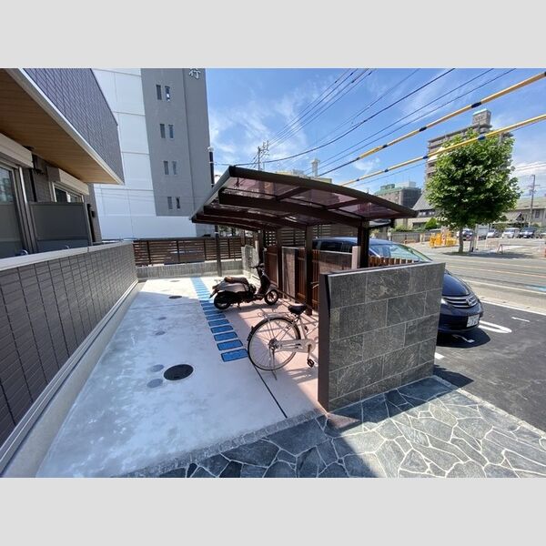 現地周辺 (駐輪場)