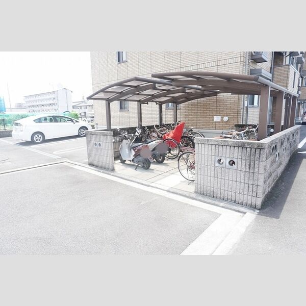 現地周辺 (駐輪場)