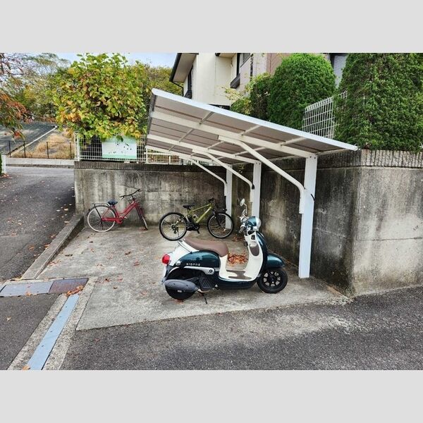 現地周辺 (駐輪場)