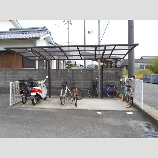 現地周辺 (駐輪場)