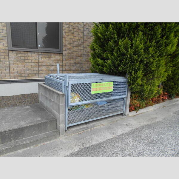 現地周辺 (ごみ置き場)