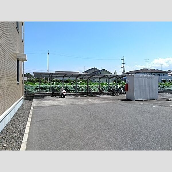 現地周辺 (駐輪場)