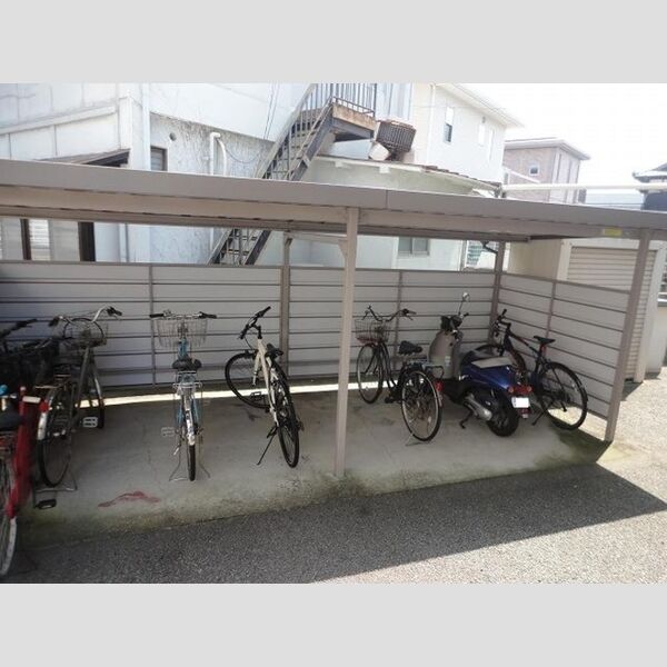 現地周辺 (駐輪場)