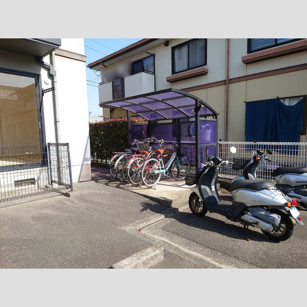 現地周辺 (駐輪場)