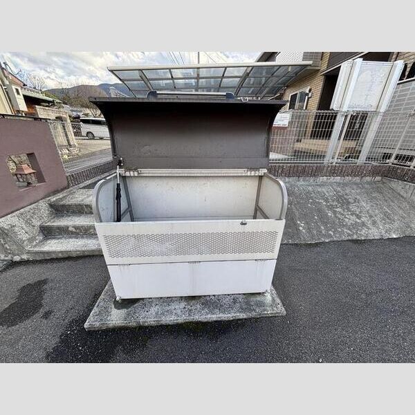 現地周辺 (ごみボックス)