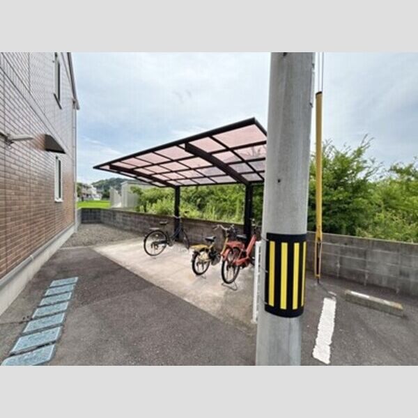 現地周辺 (駐輪場)