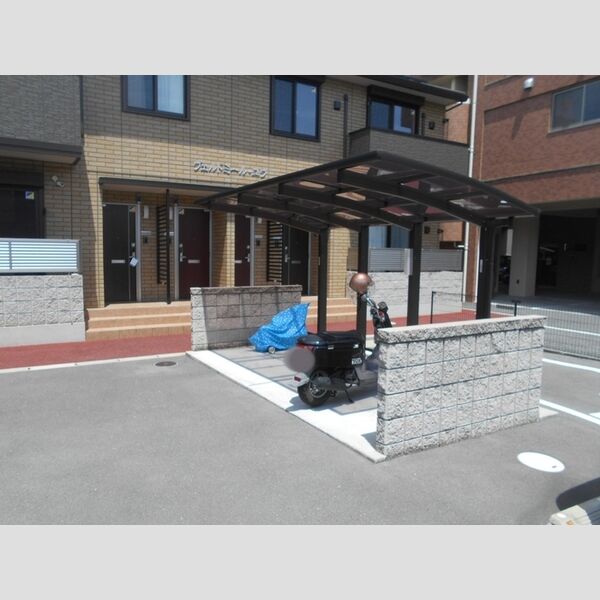 現地周辺 (駐輪場)