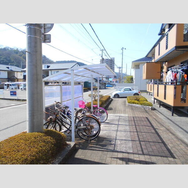 現地周辺 (駐輪場)