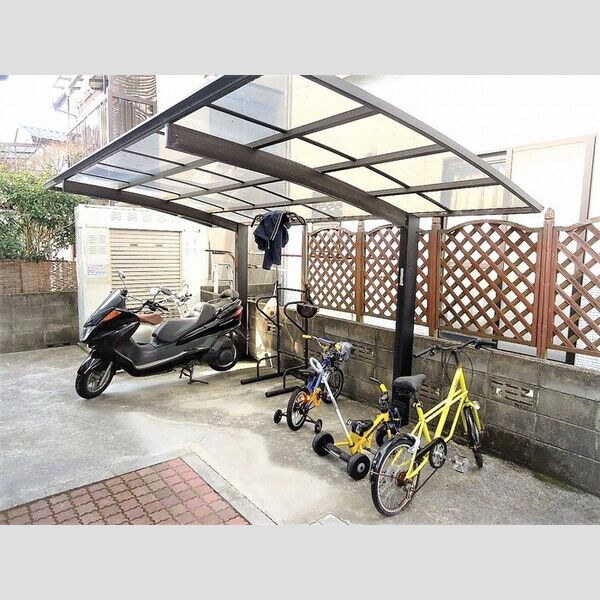 現地周辺 (駐輪場)