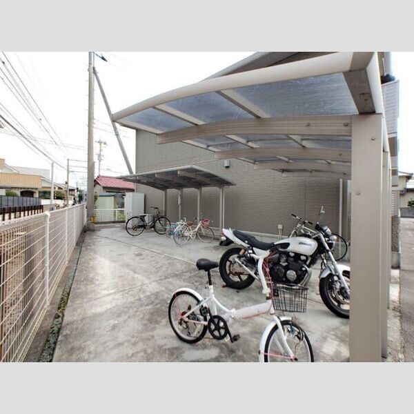 現地周辺 (駐輪場)