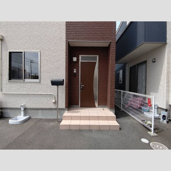 建物外観 (玄関)