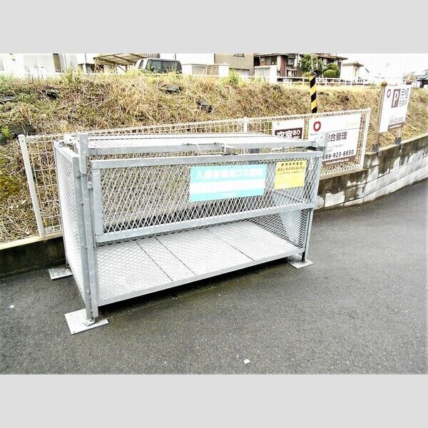 現地周辺 (ごみ置き場)