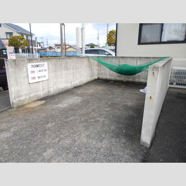 現地周辺 (ごみ置き場)