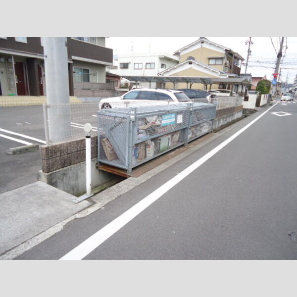 現地周辺 (ごみ置場)