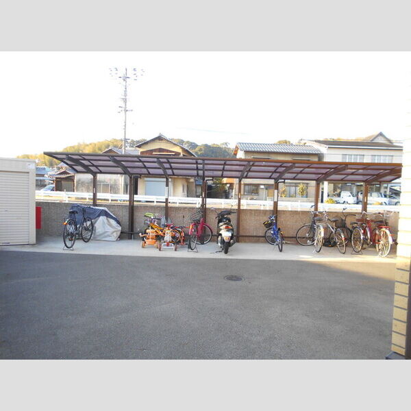 現地周辺 (駐輪場)