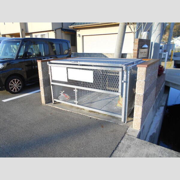 現地周辺 (ゴミストッカー)