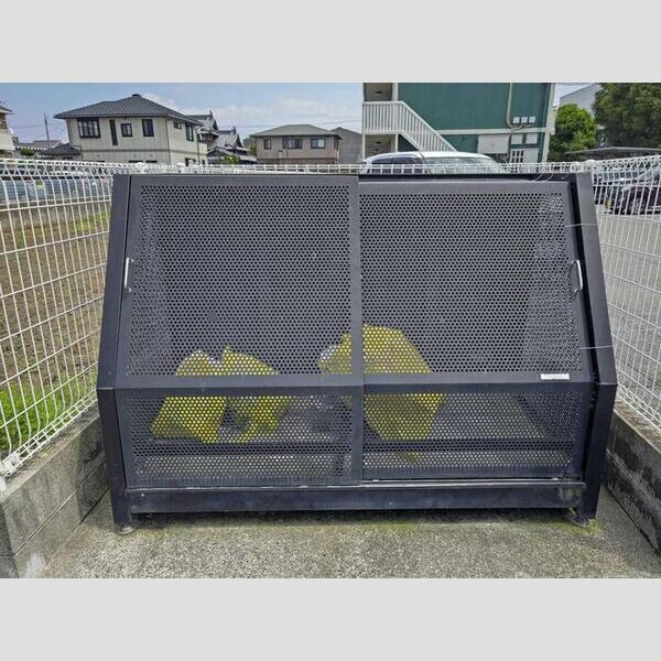 現地周辺 (ゴミ庫)