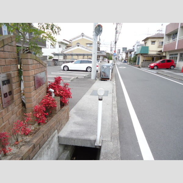 エントランス (前面道路)