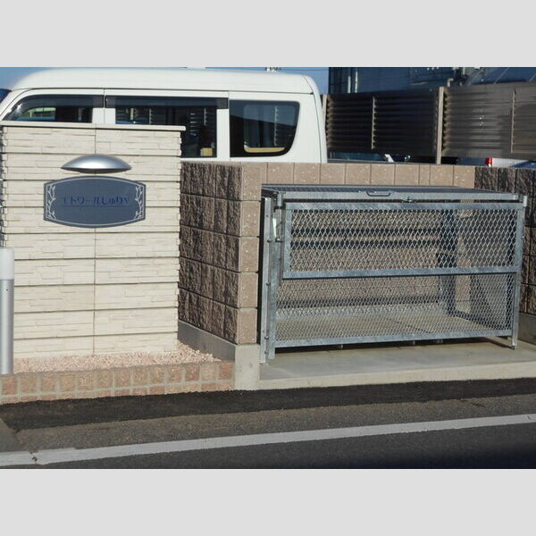 現地周辺 (名称表示・ゴミ置き場)