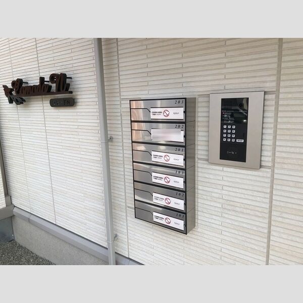 現地周辺 (オートロック・郵便ポスト)