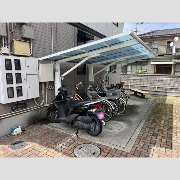 現地周辺 (駐輪場)